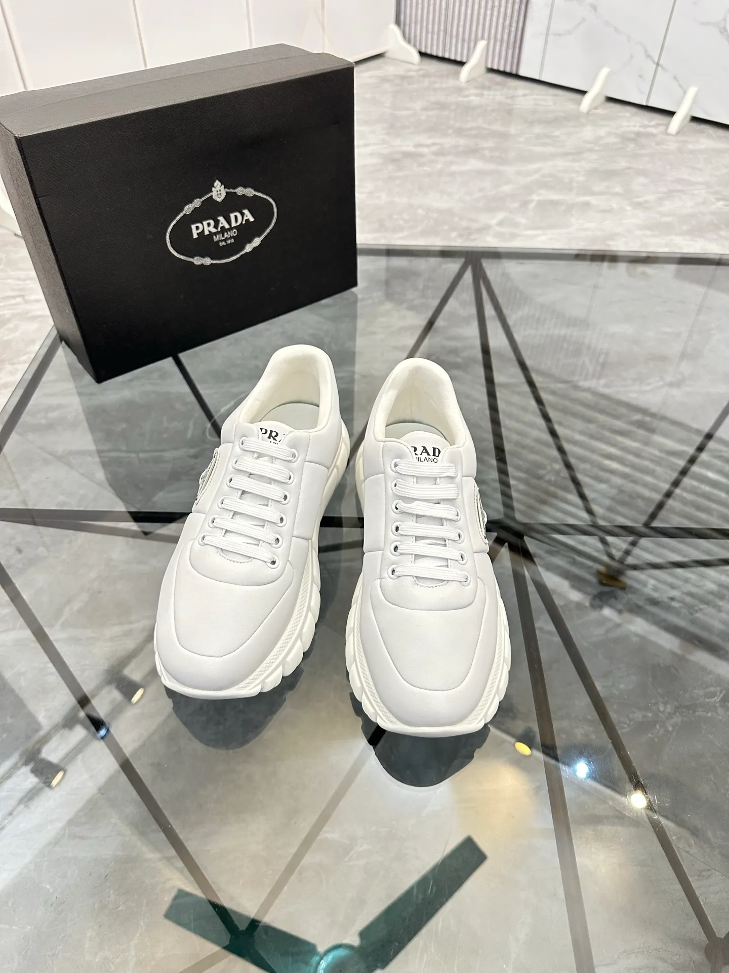 Men's shoes: 💰P460¥ Product trademark: Prada *"Prada*" low-top casual shoes Regular size: 38-44 (can be customized to 45.46) Product materials: imported cowhide upper, sheepskin lining, original outsole. Number: 835